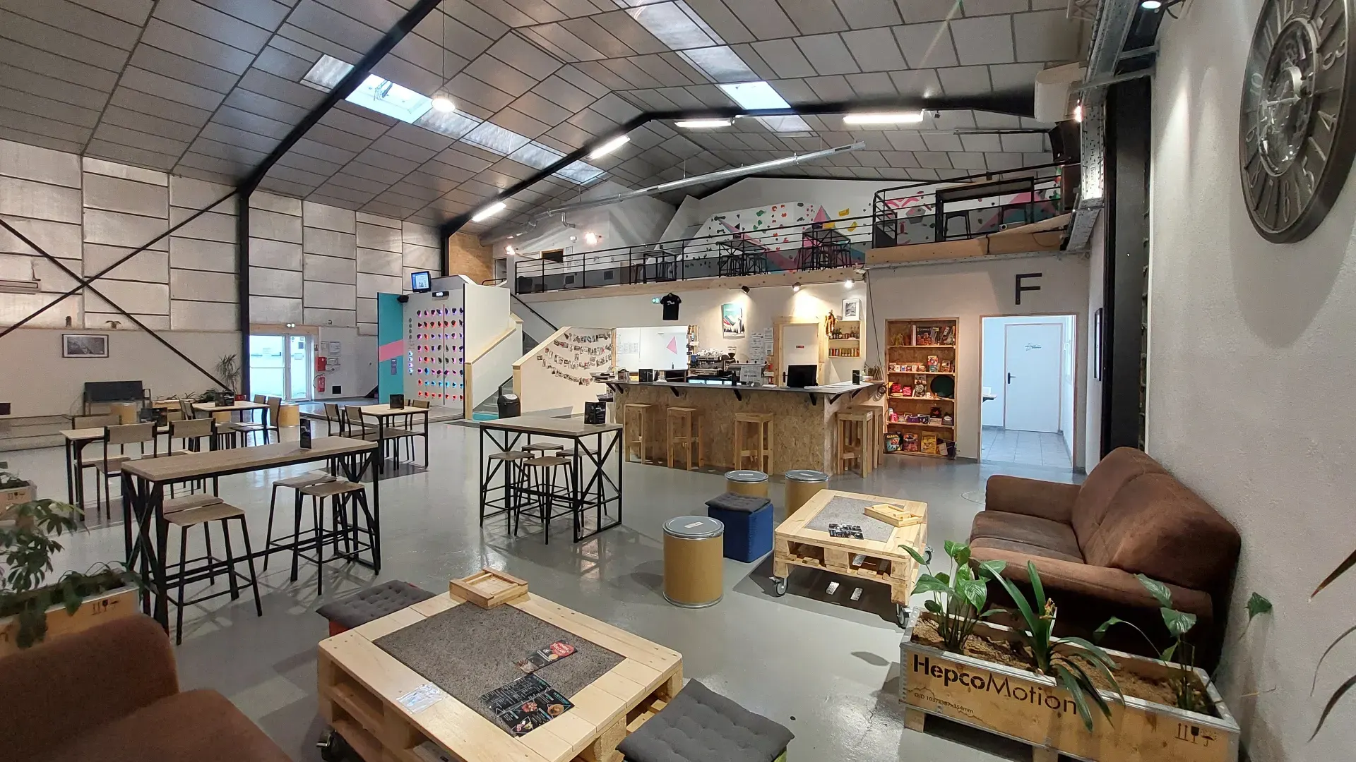 Espace détente et jeux de société à Arcabloc Vichy - salle d'escalade
