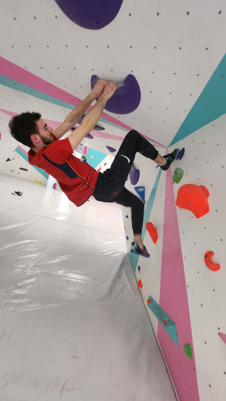 Grimpeur sur les murs d'escalade de bloc Arcabloc à Vichy