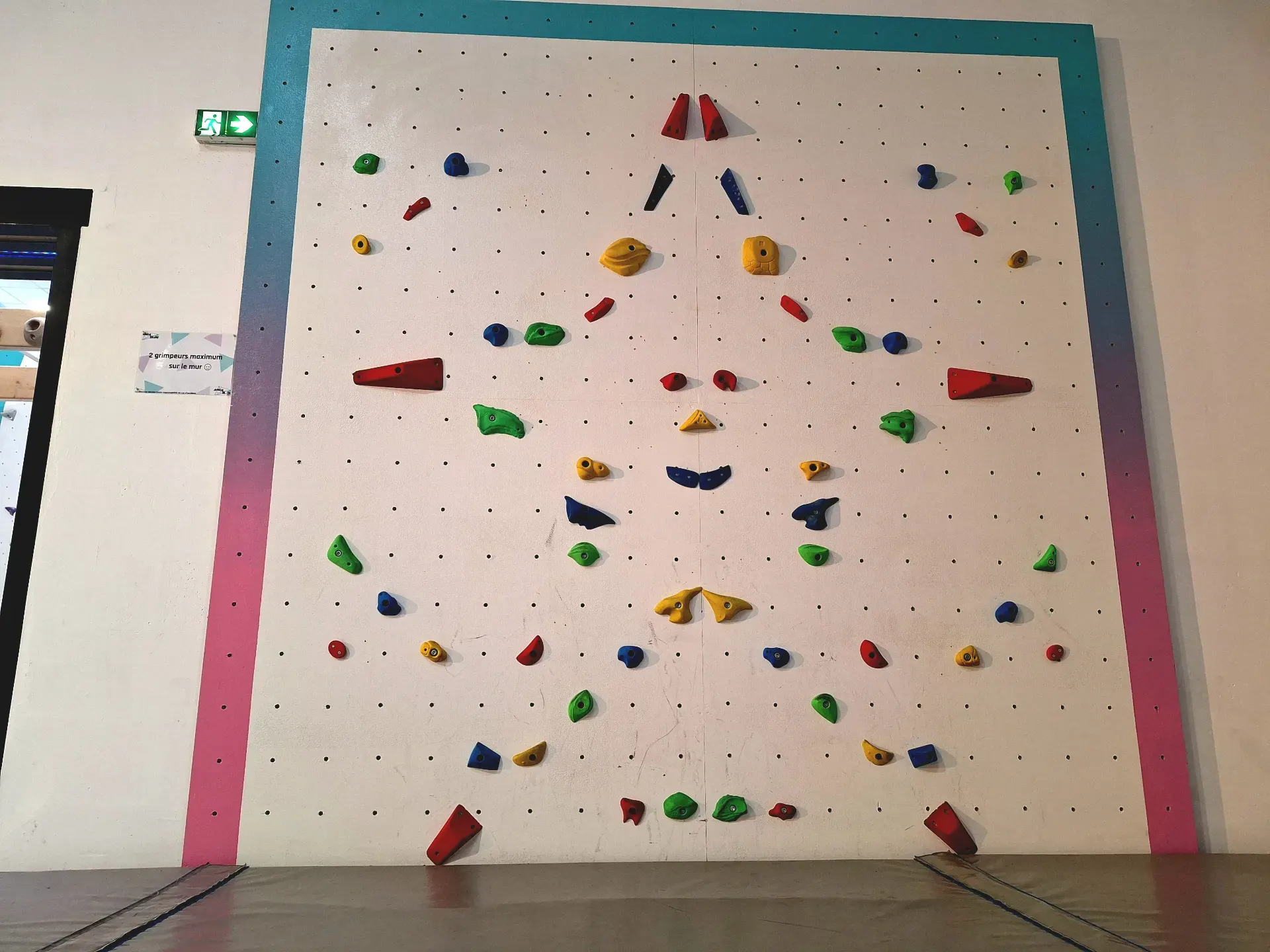 Mur d'escalade Twister à Arcabloc Vichy - défi coordination et grimpe