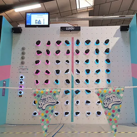Mur Luxov décoré pour un anniversaire enfant avec banderoles Happy Birthday à Arcabloc Vichy